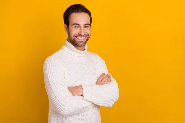 Foto von positiven bärtigen erfolgreichen Geschäftsmann zahmes Lächeln tragen weißen Pullover isoliert gelbe Farbe Hintergrund — Stockfoto