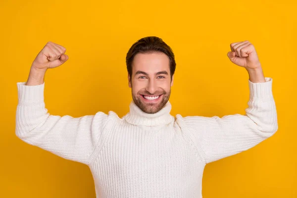 Photo de gars sportif viril confiant démontrent biceps forts porter pull blanc isolé fond de couleur jaune — Photo