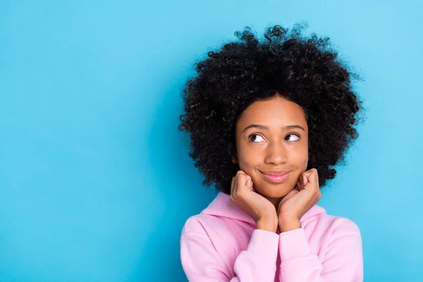 Foto de la juventud encantadora dama brazos tocar mejillas curioso pensar mirar vacío espacio imaginación aislado sobre fondo de color azul —  Fotos de Stock