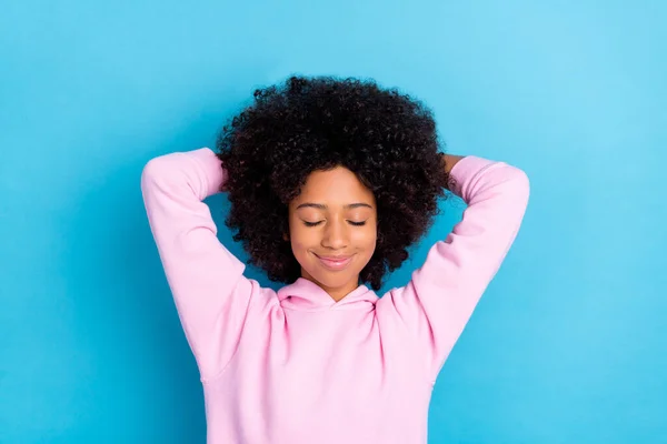 Portrét atraktivní veselý líný klidný huňatý vlasy dívka odpočívající zdřímnout volný čas izolované přes jasně modré barvy pozadí — Stock fotografie
