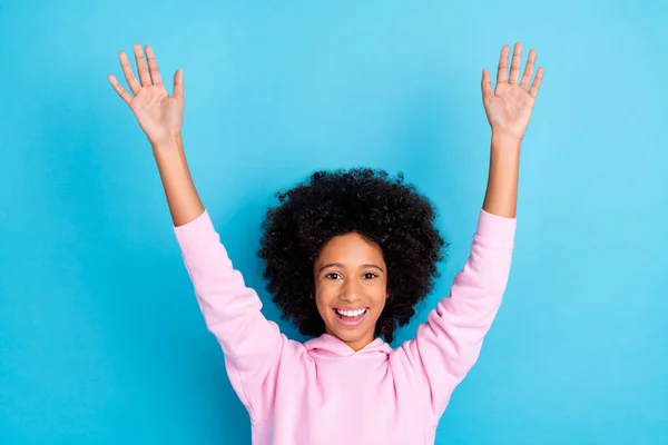 Porträtt av attraktiv glad lycklig flicka stiger händerna upp har roligt gott humör isolerad över klarblå färg bakgrund — Stockfoto