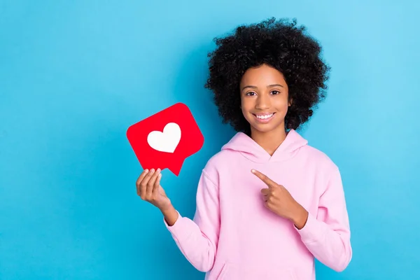 Portret van aantrekkelijke trendy vrolijke meisje houden demonstreren hart kaart smm post chat geïsoleerd over helder blauwe kleur achtergrond — Stockfoto