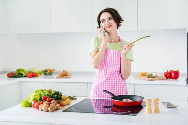 Foto van charmante positieve persoon spreken telefoon frituren zalm genieten ochtend keuken binnen — Stockfoto