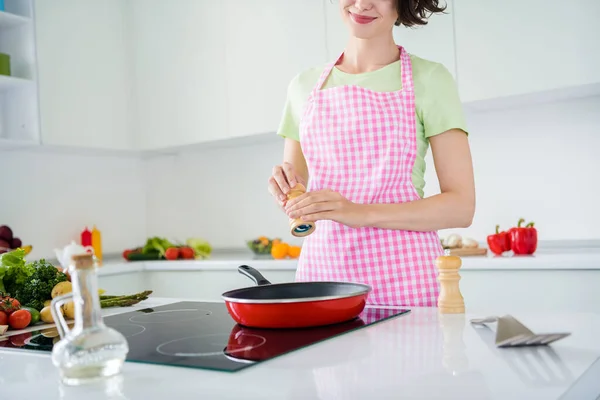 Gesneden portret van positieve persoon bakken bereiden maaltijd hold specerijen shaker ochtend keuken kamer binnen — Stockfoto