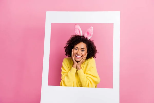 Photo of funny dreamy lady nosić żółty sweter Wielkanoc opaska ramiona policzki takking zdjęcie odizolowany różowy kolor tło — Zdjęcie stockowe