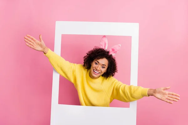 Zdjęcie pod wrażeniem słodkie kobieta ubrana zestawy pullover Wielkanoc opaska otwarte ramiona zdjęcie ramka odizolowany różowy kolor tło — Zdjęcie stockowe