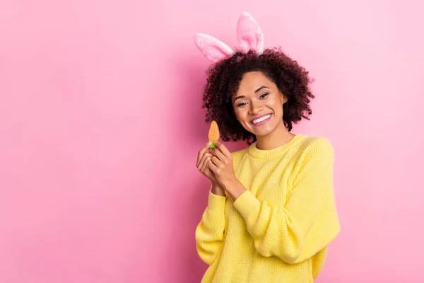 Foto di funky lucido signora indossare giallo maglione pasqua fascia mangiare dessert spazio vuoto isolato colore rosa sfondo — Foto Stock