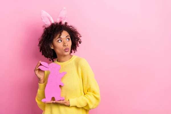 Photo of shiny dreamy lady nosić żółty sweter Wielkanoc opaska gospodarstwa króliczek puste miejsce odizolowane różowy kolor tło — Zdjęcie stockowe