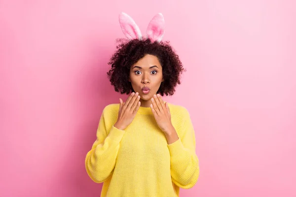Zdjęcie pod wrażeniem wstrząsające kobieta ubrana zestawy pullover Wielkanoc opaska ramiona usta izolowane różowy kolor tło — Zdjęcie stockowe