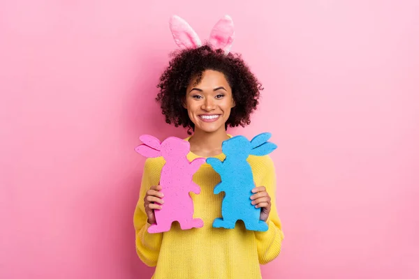 Zdjęcie marzycielski podekscytowany pani nosić żółty sweter Wielkanoc opaska gospodarstwa dwa króliczki odizolowane różowy kolor tło — Zdjęcie stockowe