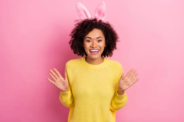 Zdjęcie cute podekscytowany pani nosić żółty sweter Wielkanoc opaska rośnie ramiona odizolowane różowy kolor tło — Zdjęcie stockowe