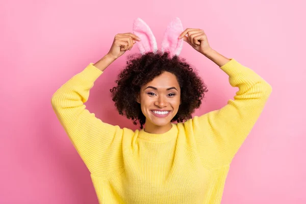 Zdjęcie podekscytowany zabawna pani nosić żółty sweter ramiona Wielkanoc opaska odizolowany różowy kolor tło — Zdjęcie stockowe