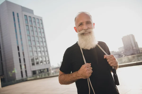 Photo de joyeux positif barbu grand-père tenir sauter corde sautante heureux beau sourire ville urbaine en plein air — Photo