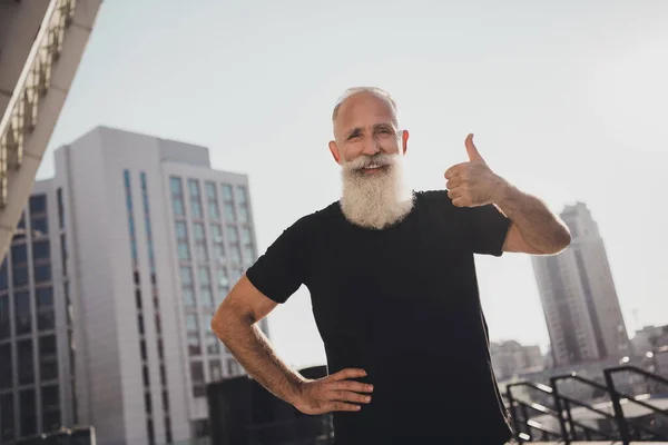 Photo de vieux retraité confiant lever le pouce vers le haut promouvoir des exercices sains rayonnant sourire ville urbaine en plein air — Photo