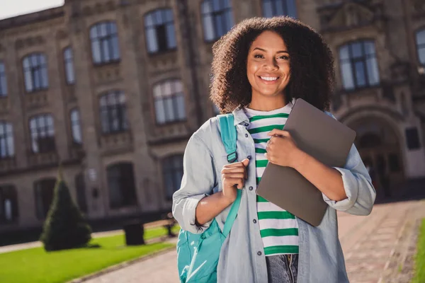 Porträtt av attraktiv glad flicka elev resenär som håller laptop distans akademi utomhus — Stockfoto