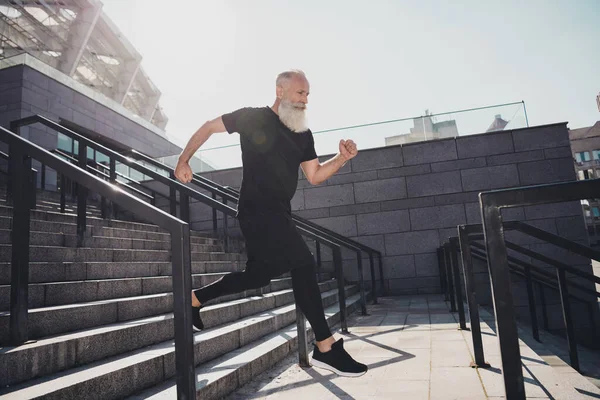 Profil complet du corps photo de cheveux gris vieilli sportif homme montrer exécuter porter noir t-shirt shorts chaussures à l'extérieur dans le stade — Photo
