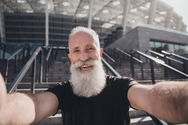 Auto-retrato de atraente alegre esportivo homem de cabelos grisalhos fazendo exercício físico no ar fresco bom tempo ao ar livre — Fotografia de Stock