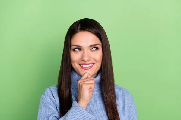 Фотографія оптимістичної зрілої брюнетки леді дивиться рекламний одяг синій светр ізольований на зеленому кольоровому фоні — стокове фото