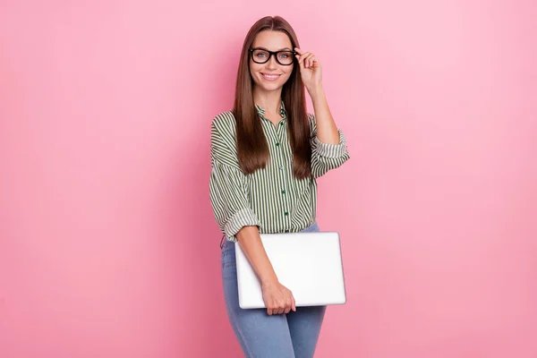 Foto de mujer bastante encantadora usar gafas de camisa a rayas que sostienen el dispositivo moderno aislado de color rosa fondo — Foto de Stock