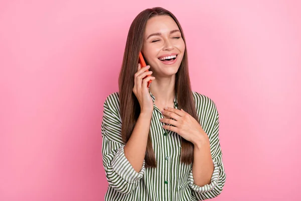 Fénykép aranyos fiatal barna hölgy talk telefon kopás ing elszigetelt rózsaszín szín háttér — Stock Fotó