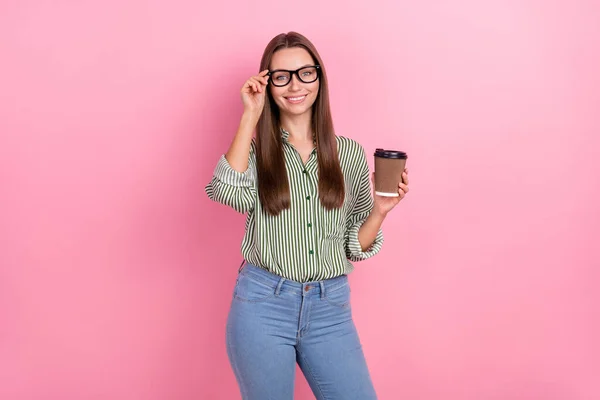 Фото прохладной юной брюнетки леди вынос кофе носить очки полосатая рубашка изолированы на розовом фоне цвета — стоковое фото