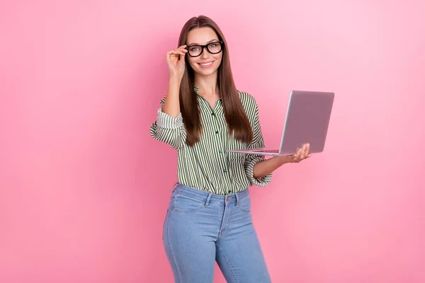 Foto de señora confiada brillante vestido verde camisa gafas charlando gadget moderno aislado color rosa fondo — Foto de Stock