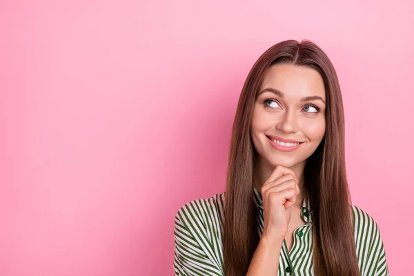 Foto de optimista millennial dama morena look ad wear camisa a rayas aislada sobre fondo de color rosa — Foto de Stock