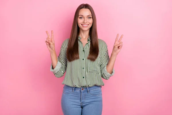 Foto de adorable dama dulce vestido camisa verde que muestra dos signos de v sonriendo aislado color rosa fondo — Foto de Stock