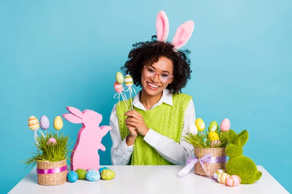 Zdjęcie uroczej pani dobry nastrój świętować Wielkanoc wakacje przygotować się do polowania jaj odizolowanych na tle niebieskiego koloru — Zdjęcie stockowe