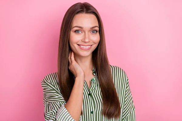 Zdjęcie z cute millennial brunetka pani nosić paski koszula izolowane na różowy kolor tła — Zdjęcie stockowe