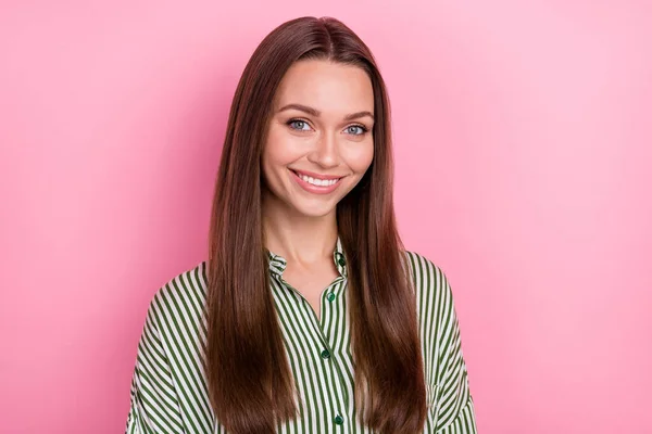 Photo de charmante jolie dame sincère rayonnante sourire porter rayé chemise verte isolé fond de couleur rose — Photo