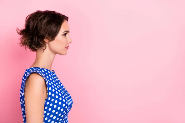 Perfil foto de otimismo millennial bob hairdo senhora olhar promo desgaste blusa pontilhada isolado no fundo cor-de-rosa — Fotografia de Stock