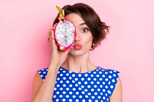 Foto flirtování mladá bruneta dáma show drak ovoce rána polibek nosit tečkované blůza izolované na růžové barevné pozadí — Stock fotografie
