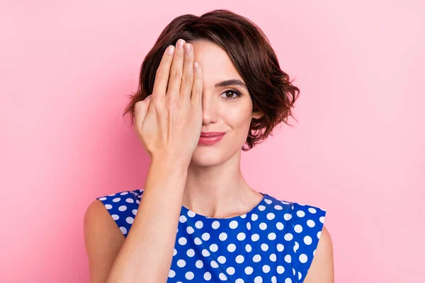 Foto van schattige jonge bob hairdo dame sluiten ogen dragen blauwe blouse geïsoleerd op roze kleur achtergrond — Stockfoto