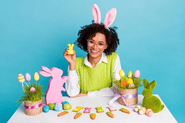 可愛い女性の写真お祝い春の休日青の色の背景に隔離された小さなウサギの工芸品を保持 — ストック写真