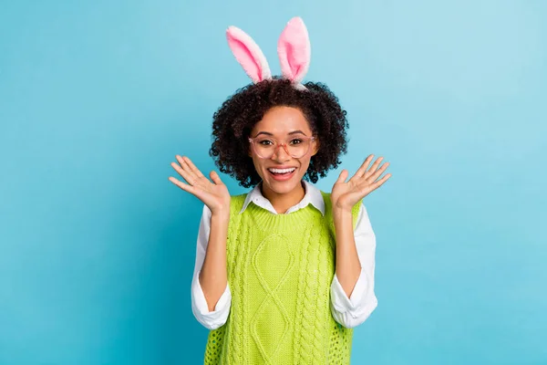 Zdjęcie pięknej kobiety zobacz zakupy promocja nosić funky śmieszne króliczki opaski izolowane na tle niebieskiego koloru — Zdjęcie stockowe