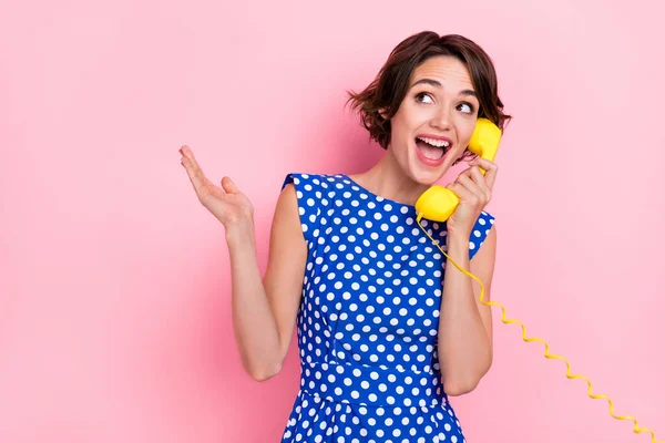 Foto van onder de indruk jonge brunette dame praten telefoon dragen blauwe blouse geïsoleerd op roze kleur achtergrond — Stockfoto