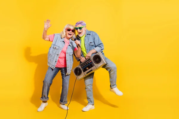 Photo de charmante petite amie douce petit ami habillé tenue en denim écoute boom box chantant isolé fond de couleur jaune — Photo