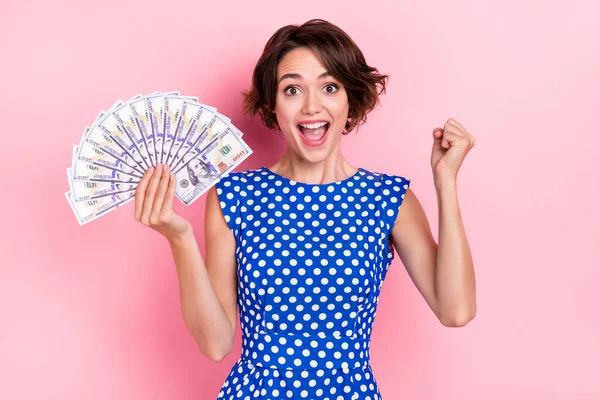 Foto de hooray millennial morena senhora segurar dinheiro desgaste blusa azul isolado no fundo cor-de-rosa — Fotografia de Stock