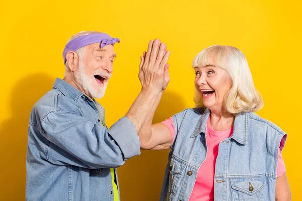 Foto de novio atractivo novia pensionista vestido traje de mezclilla aplaudiendo palmas aisladas de color amarillo fondo —  Fotos de Stock
