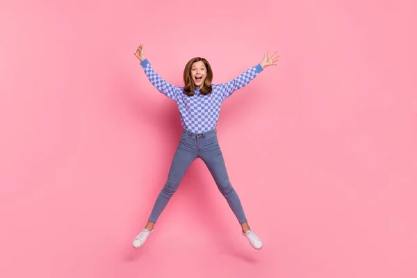Foto de cuerpo completo de niña pequeña rubia salto usar zapatos vaqueros jersey aislados sobre fondo rosa — Foto de Stock