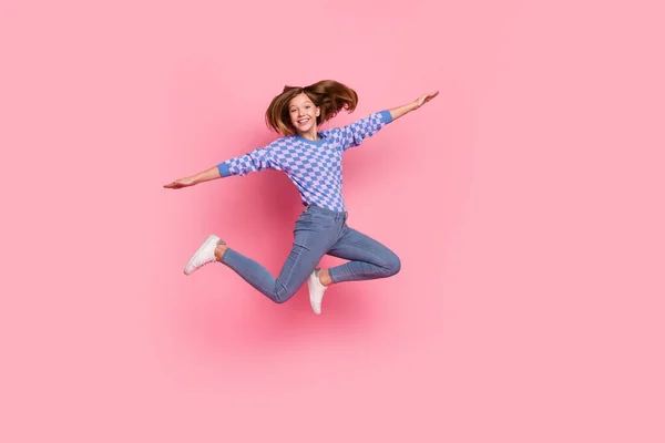 フルサイズ写真のブロンドティーン女の子ジャンプ着用セータージーンズ靴孤立した上ピンクの背景 — ストック写真