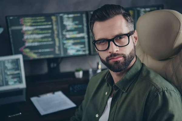 Portret van nerd man web content editor schrijven hacken code wachtwoord debuggen oplossing sit desk in werkruimte — Stockfoto