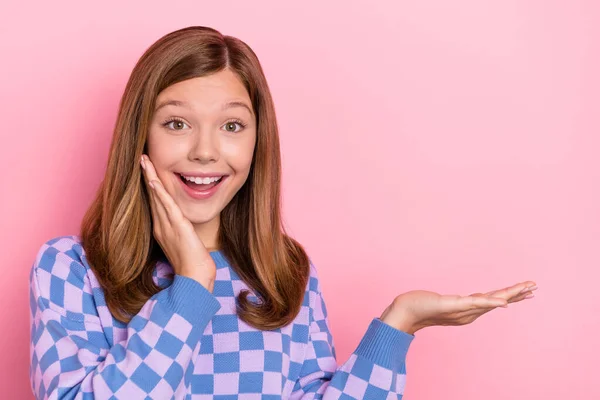 年轻兴奋女孩的照片目前产品广告推荐打折隔离粉红的背景 — 图库照片