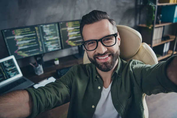 Auto-retrato de cara intelectual alegre atraente trabalhando remotamente suporte técnico de emprego na estação de trabalho dentro de casa — Fotografia de Stock