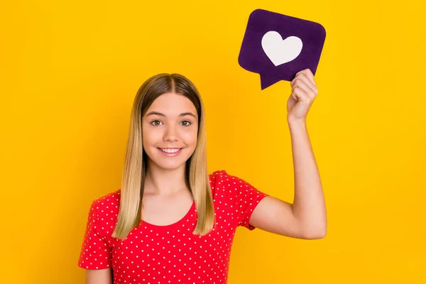 Foto di giovane ragazza condividere carta condividere commento repost app pulsante isolato su sfondo di colore giallo — Foto Stock