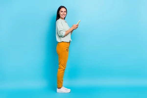 Full storlek profil sida foto av ung dam använda mobiltelefon knapp 4g repost isolerad över blå färg bakgrund — Stockfoto