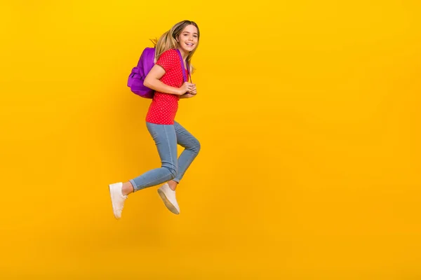 Volledig lichaam profiel zijkant foto van jonge actieve meisje loper lopen hold bag cursussen geïsoleerd over gele kleur achtergrond — Stockfoto