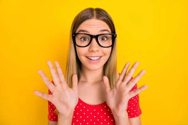 Foto de joven encantadora excitada chica gafas reacción información aislada sobre fondo de color amarillo —  Fotos de Stock