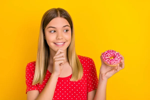 Foto de menina mão toque queixo acho desejo olhar saboroso donut calorias isoladas sobre fundo de cor amarela — Fotografia de Stock
